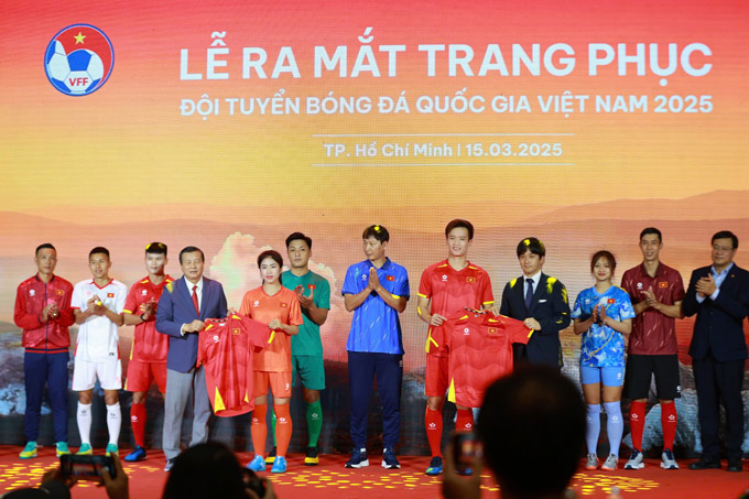 Các tuyển thủ của ĐTQG Việt Nam gồm ĐT nam, nữ và futsal trong buổi ra mắt áo đấu mới