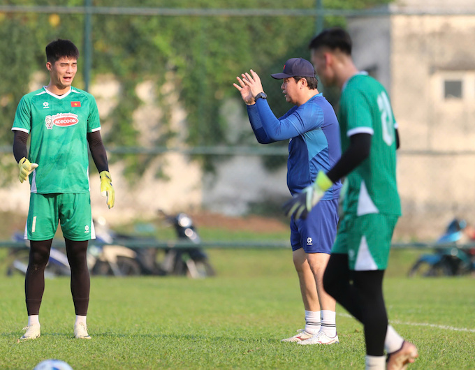 Bắt chính ở trận giao hữu với Campuchia đang là cơ hội cho các thủ môn trẻ. Ảnh: Anh Khoa